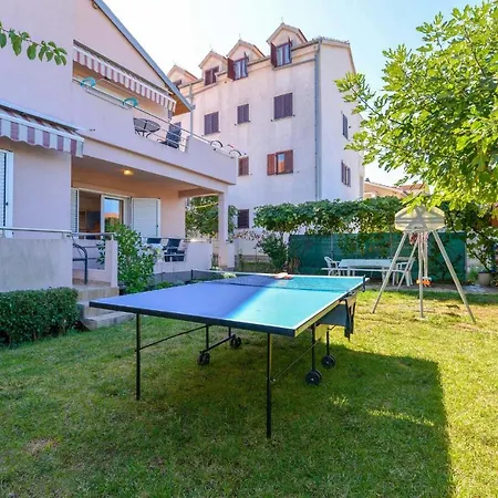 81 With Game Apartment